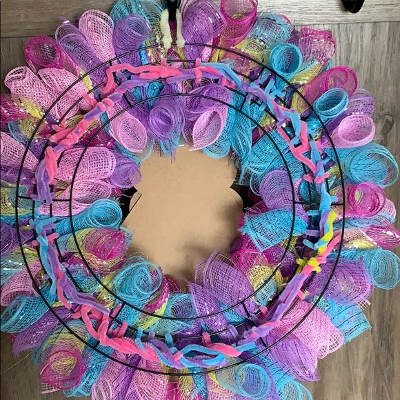 Spring Easter Mesh Wreath - Picture 4 of 4